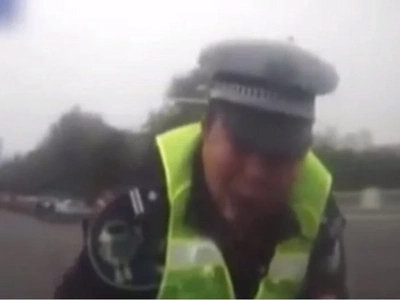 Intoxicated Driver Drags CHINESE COP On Bonnet (Video)