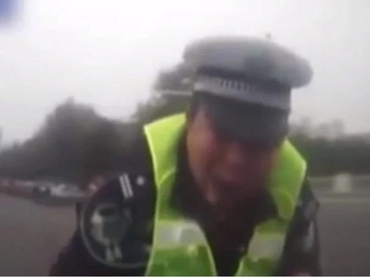 Intoxicated Driver Drags CHINESE COP On Bonnet (Video)