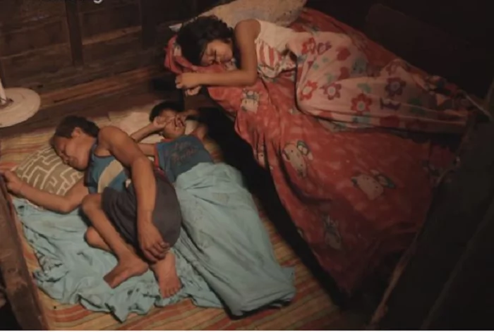 A Polio-stricken father of 4 children single-handedly provides for his family A Polio-stricken father of 4 children single-handedly provides for his family