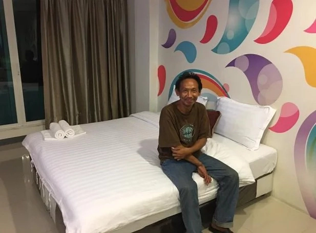 Homeless man receives reward for returning a wallet Homeless man receives reward for returning a wallet