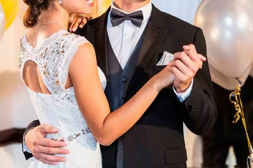 Teen's excruciating prom dress fail leaves her devastated - and her mum furious Teen's excruciating prom dress fail leaves her devastated - and her mum furious
