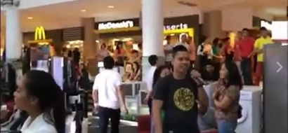 This mall-goer sang "The Prayer". How he sang it will surprise you.