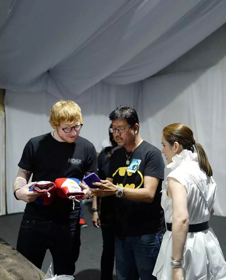 Ano raw kinalaman ng gloves kay Ed Sheeran? Netizens react when Jinkee Pacquiao gave Ed Sheeran a pair of boxing gloves Ano raw kinalaman ng gloves kay Ed Sheeran? Netizens react when Jinkee Pacquiao gave Ed Sheeran a pair of boxing gloves