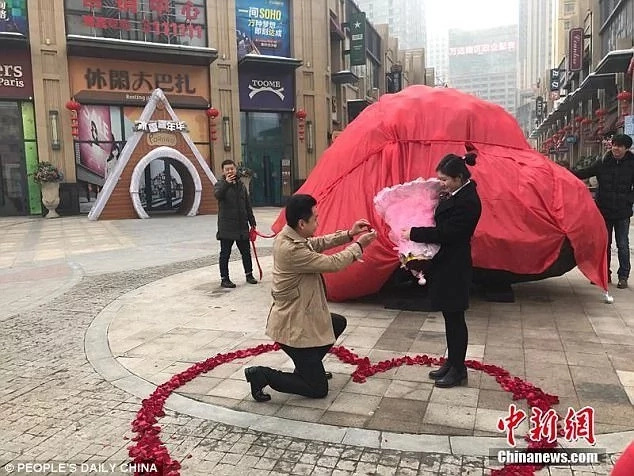 Man proposes to girlfriend with 33-tonne METEORITE instead of diamond ring (photos, video)