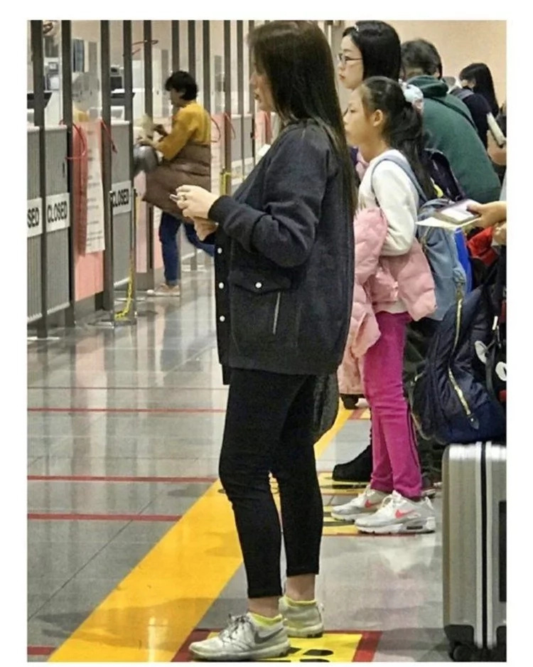 Magaling magtago? Ellen Adarna's clever ways of hiding her 'baby bump' Magaling magtago? Ellen Adarna's clever ways of hiding her 'baby bump'