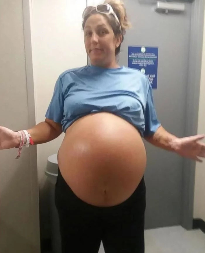 Mother gave birth to a 13.5 lbs (6kg) baby. The baby's so big that she felt like a toddler is coming out of her belly! Mother gave birth to a 13.5 lbs (6kg) baby. The baby's so big that she felt like a toddler is coming out of her belly!