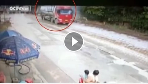 Drifting truck hits store in China Drifting truck hits store in China