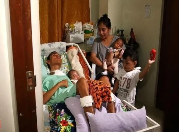 Filipino wife stands by husband in coma Filipino wife stands by husband in coma