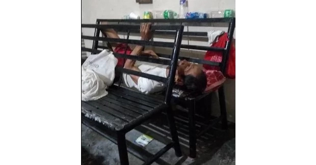Father abandoned by daughter suffers outside hospital Father abandoned by daughter suffers outside hospital