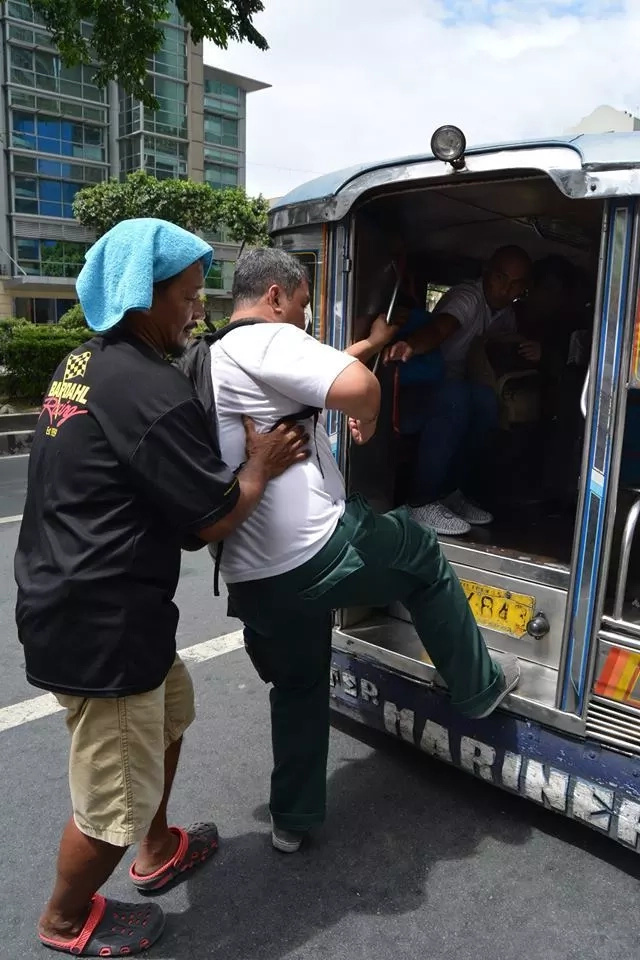 "I salute this survivor." This half-paralyzed vendor inspired netizen on being hardworking despite disability. "I salute this survivor." This half-paralyzed vendor inspired netizen on being hardworking despite disability.