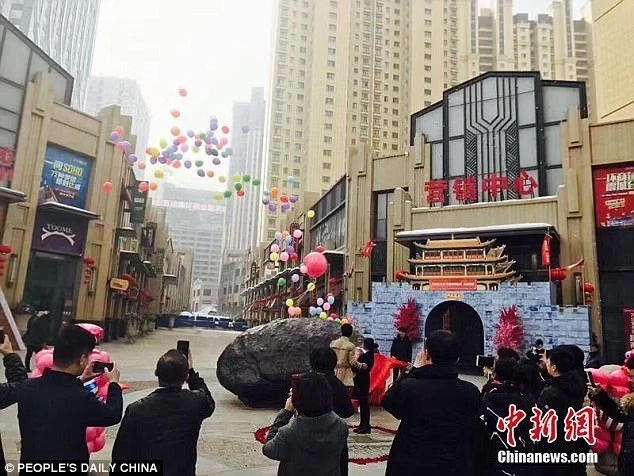 Man proposes to girlfriend with 33-tonne METEORITE instead of diamond ring (photos, video)