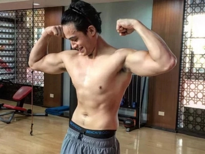 Cesar Montano ang dating! Diego Loyzaga shows off topless photo