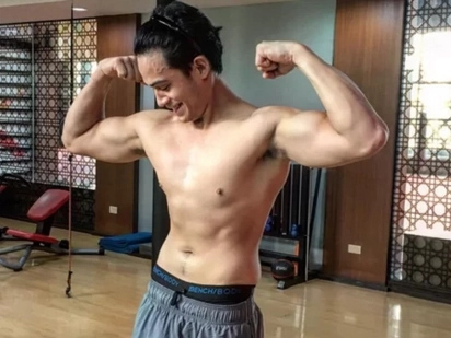 Cesar Montano ang dating! Diego Loyzaga shows off topless photo