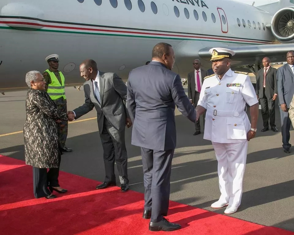 Uhuru receives rare symbolic welcome from KDF to show he is in charge moments after Raila's swearing-in