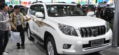 Barya ang labanan! This Chinese man bought his luxury car in the weirdest way ever