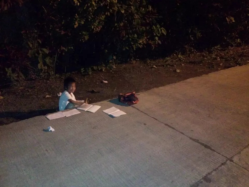 Child who studies under a street light went viral Child who studies under a street light went viral