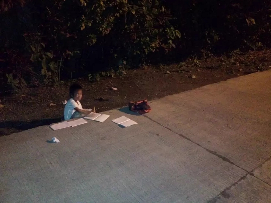 Child who studies under a street light went viral Child who studies under a street light went viral