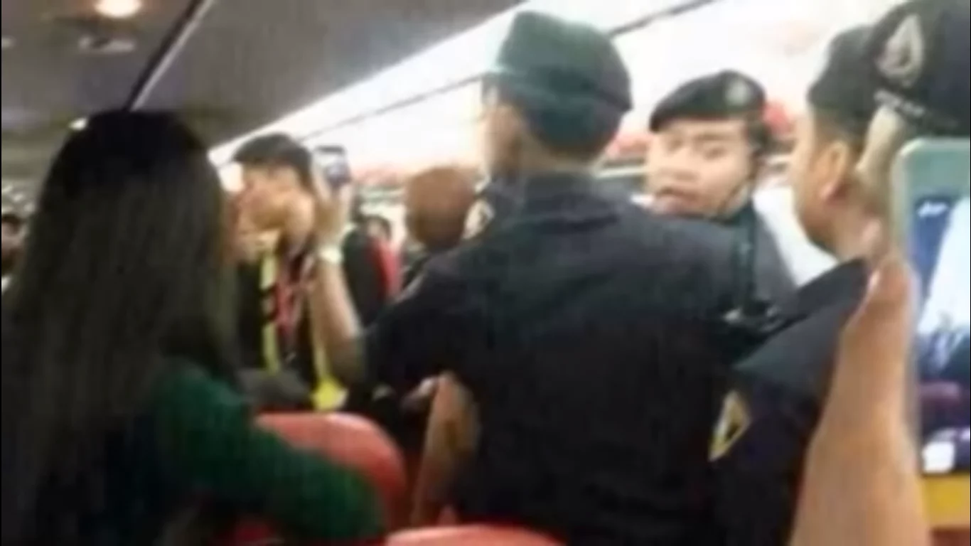 Flight attendant cries in pain after having a heated conflict with a passenger. Soon, the plane called for an emergency landing ... Flight attendant cries in pain after having a heated conflict with a passenger. Soon, the plane called for an emergency landing ...