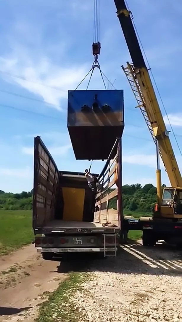 A heavy metal container crashed down onto the back of a truck while a man was inside. As it turned out, a miracle happened and he survived! A heavy metal container crashed down onto the back of a truck while a man was inside. As it turned out, a miracle happened and he survived!