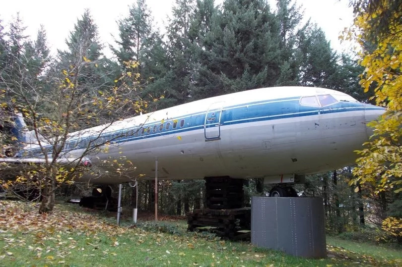 Unique home! Man lives in own Boeing 727 in the middle of the woods (photos)