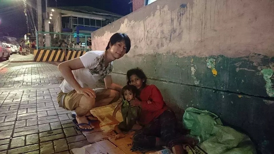 Concerned Japanese feeds Filipino poor Concerned Japanese feeds Filipino poor