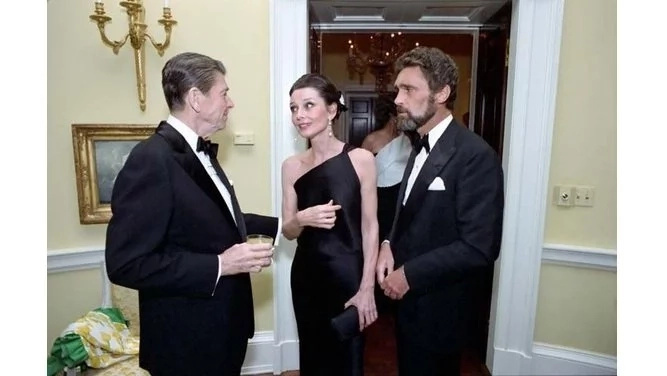Audrey Hepburn dans la compagnie de dos hombres. | Getty Images