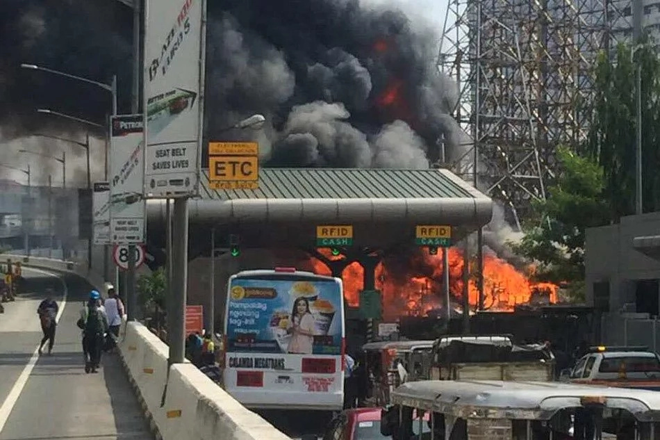 Heavy Traffic Caused At SLEx By Muntinlupa Fire Heavy Traffic Caused At SLEx By Muntinlupa Fire