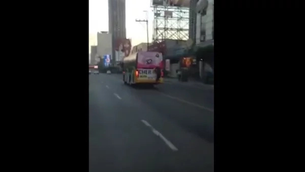 Netizen captures crazy moment of a guy holding on the back of a bus Netizen captures crazy moment of a guy holding on the back of a bus