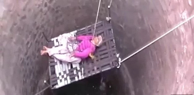 Teenage boys risk their lives, jump into a 20m WELL to save life of an elderly woman (photos, video) Teenage boys risk their lives, jump into a 20m WELL to save life of an elderly woman (photos, video)