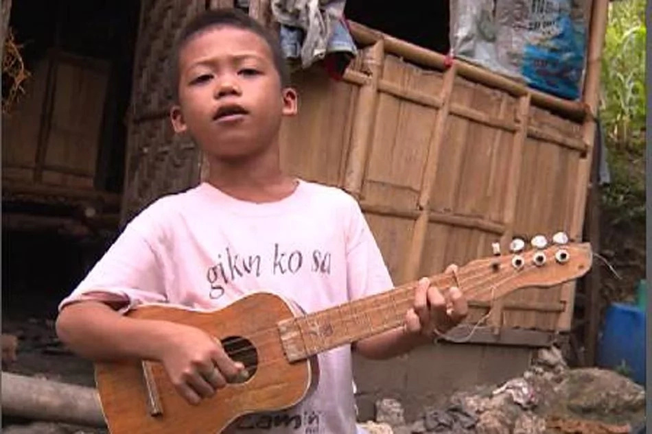 8-year old boy serenades people in exchange for money to feed sister 8-year old boy serenades people in exchange for money to feed sister