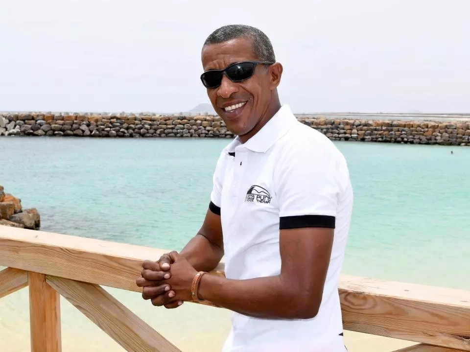 African man resembles Barack Obama so much that he has become a celebrity African man resembles Barack Obama so much that he has become a celebrity