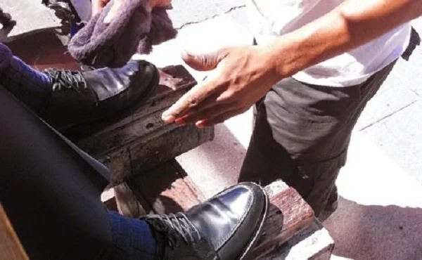 Female shoe shiner exposes her inner wear, men want to know her work station Female shoe shiner exposes her inner wear, men want to know her work station