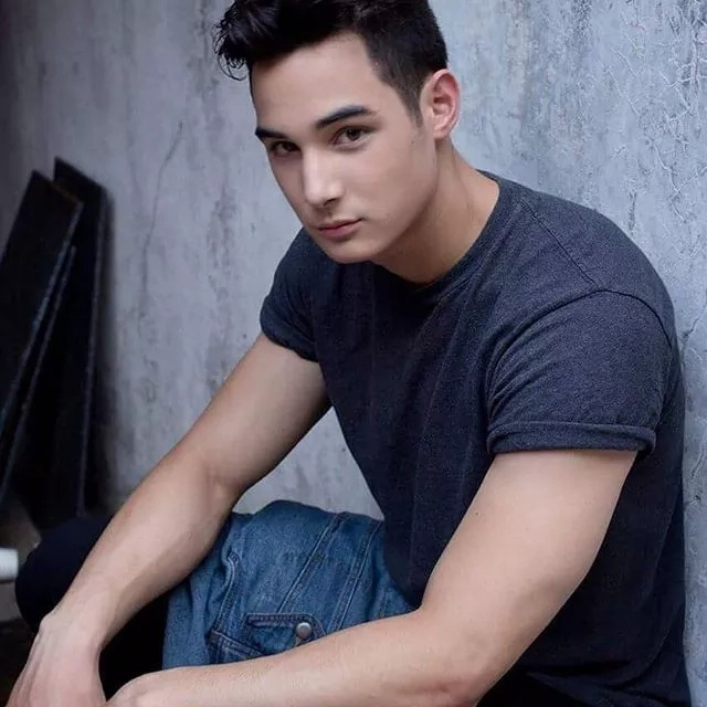Most popular and handsome young actors of today. Top 4 most good looking young Kapamilya actors of today's generation. Most popular and handsome young actors of today. Top 4 most good looking young Kapamilya actors of today's generation.