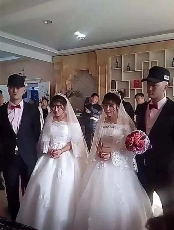 The newly married couples confused wedding guests. Photo: Sohu