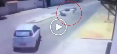 Pang-Final Destination ito! Rider brutally crashes motorbike and then gets crushed by street light pole