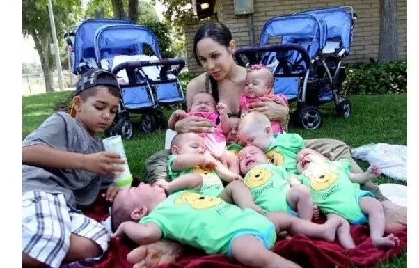 mujer pario ocho niños