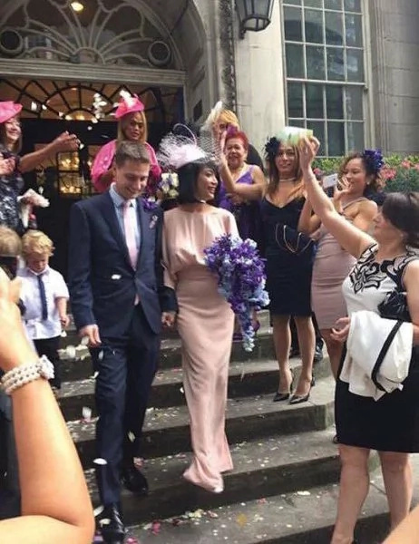Comedian Ate Glow marries British bf Comedian Ate Glow marries British bf