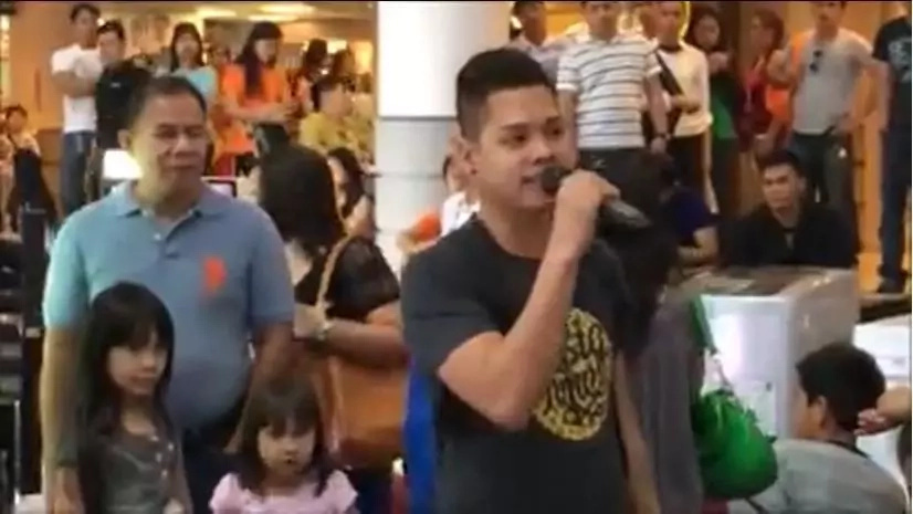 Pinoy “The Prayer” videoke performance video went viral after a netizen uploaded his video Pinoy “The Prayer” videoke performance video went viral after a netizen uploaded his video