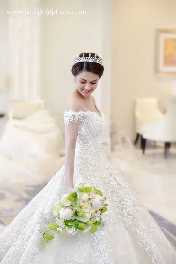 6 beautiful celebrity brides with the most talked about wedding gowns. Pinay celebrities who walked down the aisle with exquisite wedding dresses. 6 beautiful celebrity brides with the most talked about wedding gowns. Pinay celebrities who walked down the aisle with exquisite wedding dresses.