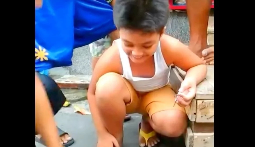 Pinoy kid shocked after crazy coin prank in viral video Pinoy kid shocked after crazy coin prank in viral video