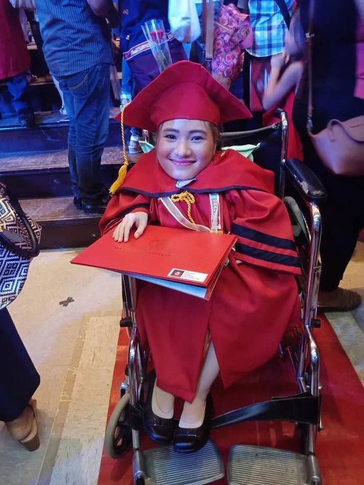 Girl from Davao with bone disease graduates 'magnacumlaude' Girl from Davao with bone disease graduates 'magnacumlaude'