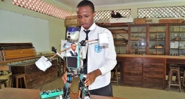 Teenager built solar-powered robot (photos, video) Teenager built solar-powered robot (photos, video)