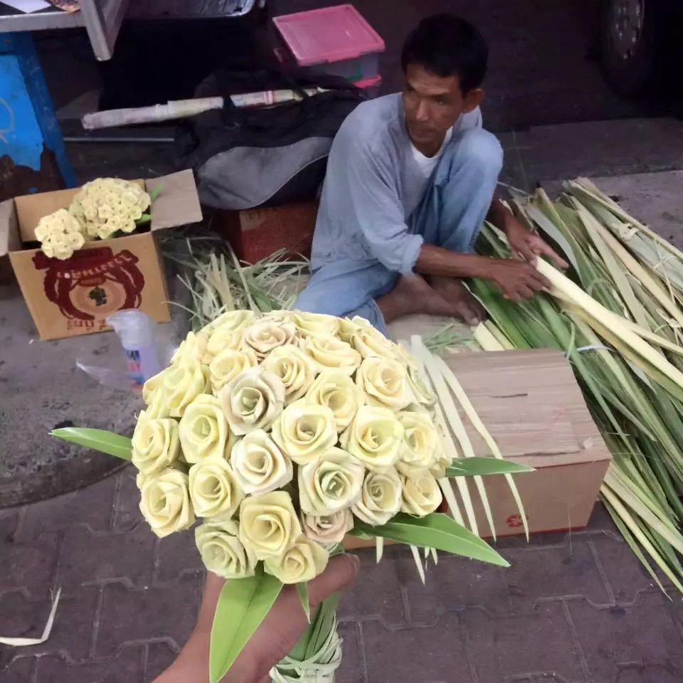 Pinoy artist shares bouquet of roses made of coconut leaves Pinoy artist shares bouquet of roses made of coconut leaves