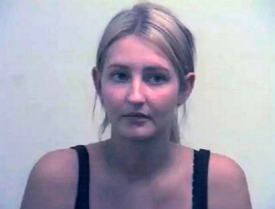 Woman, 25, left with permanent scars and facial twitches after female thug glassed her for smiling at her in a bar Woman, 25, left with permanent scars and facial twitches after female thug glassed her for smiling at her in a bar