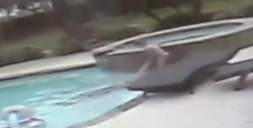 See brave girl, aged 5, saves mother from drowning when she has SEIZURE in pool (photo, video)