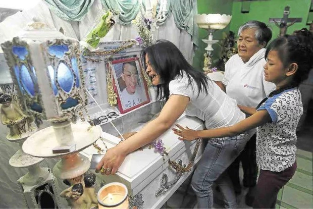 OFW comes home to bury son, a victim of the drug war OFW comes home to bury son, a victim of the drug war