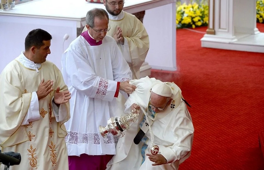 Pope Francis stumbles while on mass service Pope Francis stumbles while on mass service