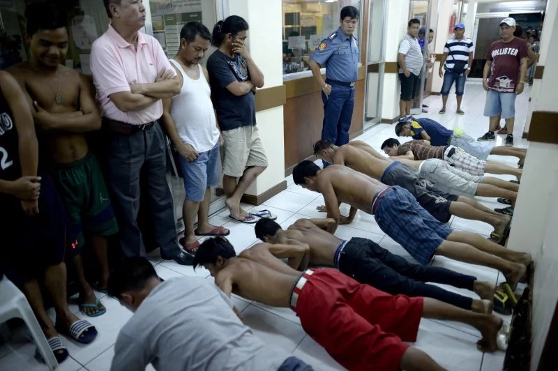 Las Piñas’ Oplan RODY penalizes nabbed drinkers with push-ups Las Piñas’ Oplan RODY penalizes nabbed drinkers with push-ups