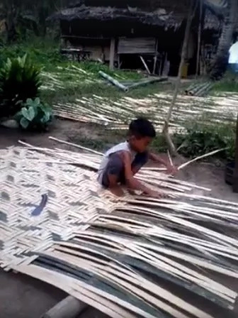 VIDEO: 7 year old kids spotted weaving mat VIDEO: 7 year old kids spotted weaving mat