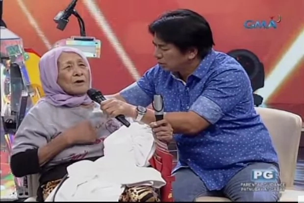 Old grandma cries after seeing Willie Revillame Old grandma cries after seeing Willie Revillame